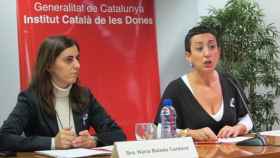 Núria Balada (i), presidenta del Institut Català de la Dona, junto a una de sus predecesoras, Montse Gatell (d) / EUROPA PRESS
