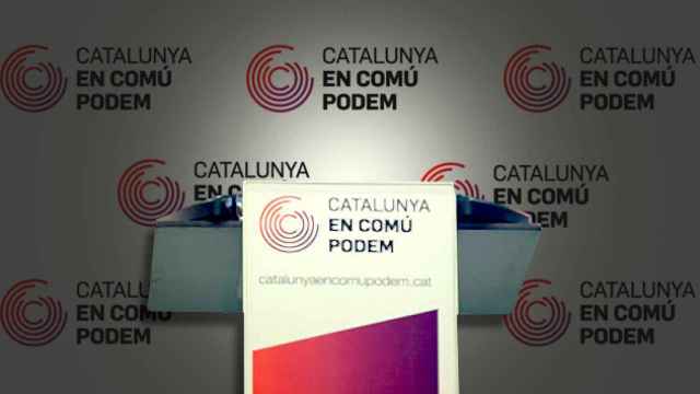Un atril de Catalunya En Comú Podem, con el candidato ausente / CG