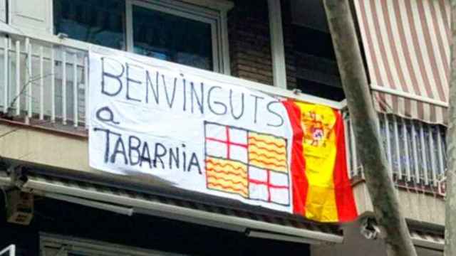 Una pancarta que reza 'Bienvenidos a Tabarnia' y la bandera española en un balcón de Barcelona / CG