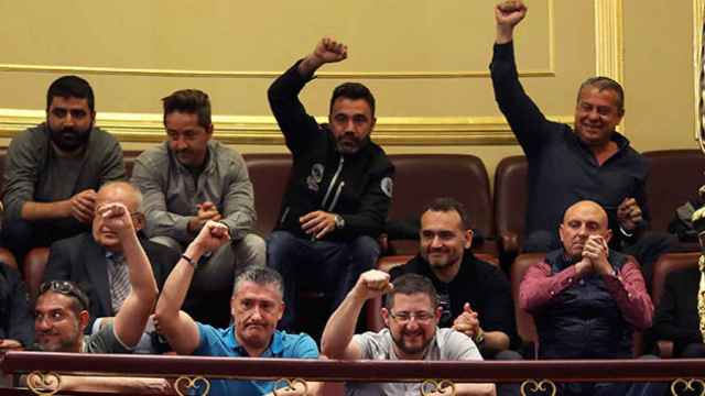 Un grupo de estibadores levantan el puño en el Congreso donde se debatía la aprobación del real decreto ley que reforma el sector / EFE