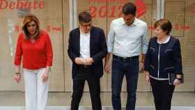 Los candidatos a la Secretaría General del PSOE, Susana Díaz (i), Patxi López (2i) y Pedro Sánchez (2d), posan junto a la periodista Carmen del Riego (d), en la sede del partido, preparados para el debate / EFE