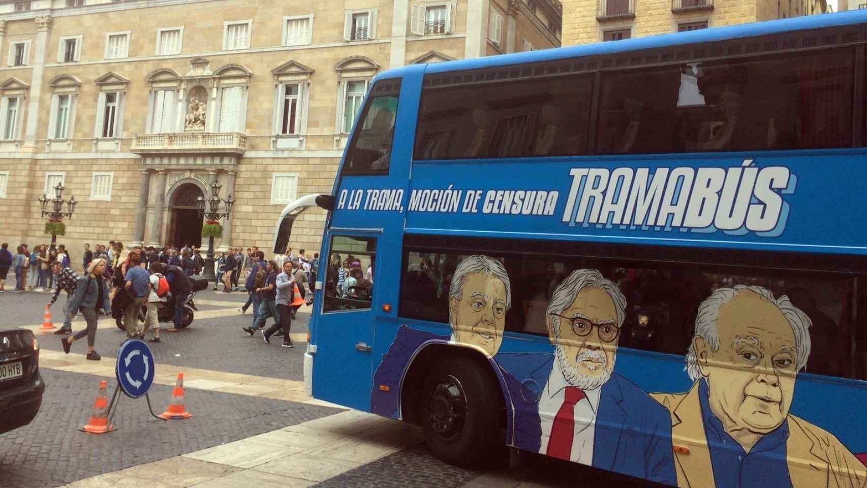 El tramabús, en la plaza Sant Jaume de Barcelona / EUROPA PRESS