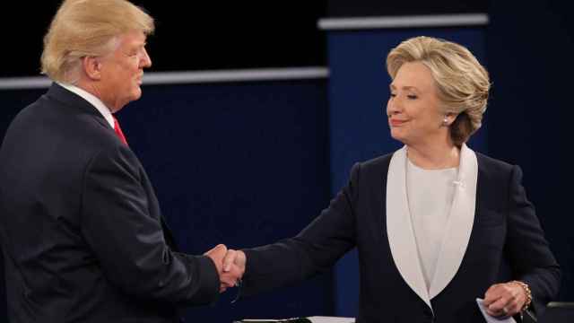 Hillary Clinton y Donald Trump, que no se habían saludado al inicio del debate, chocaron sus manos al acabar / EFE