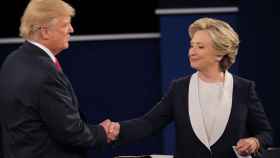 Hillary Clinton y Donald Trump, que no se habían saludado al inicio del debate, chocaron sus manos al acabar / EFE