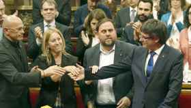 El presidente Carles Puigdemont recibe el apoyo de los consejeros de su Gobierno en el Pleno del Parlamento catalán.