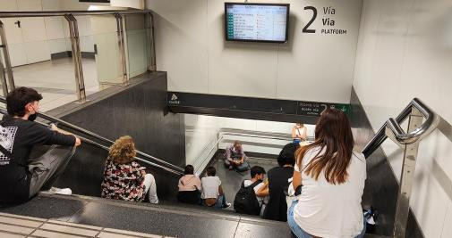 Entrada a la estación de Paseo de Gràcia, en Barcelona, con personas esperando / CARLOS MANZANO - CRÓNICA GLOBAL