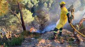 Bomberos trabajando en extinguir el incendio de Vallirana / BOMBERS DE LA GENERALITAT