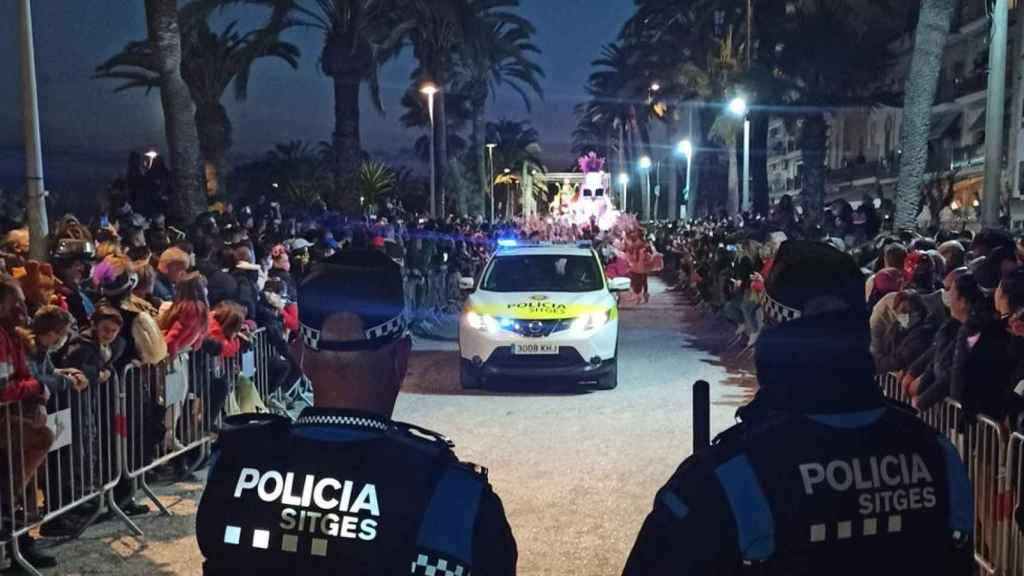 Dos agentes de la Policía Local en un desfile del Carnaval de Sitges /PLSITGES