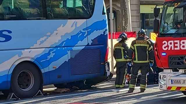 Los bomberos en el lugar del accidente de Gran Via con Pau Claris en Barcelona / CG