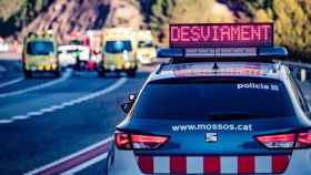 Los Mossos en el lugar de un accidente de tráfico, como el registrado este lunes en la Roca del Vallès en el que falleció el copiloto de un coche cuyo conductor asegura no saber quién es / MOSSOS