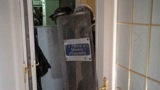 Agentes de los Mossos d'Esquadra durante un desahucio / PAU VENTEO - EUROPA PRESS