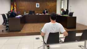 Albert Cavallé durante el juicio por vender el ordenador robado a una mujer en julio de 2018 / CRÓNICA GLOBAL