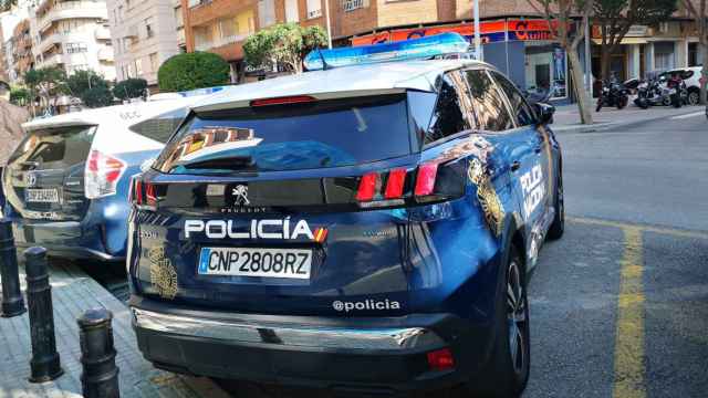 Un vehículo de la Policía Nacional, cuerpo que ha desarticulado un grupo criminal que habría estafado más de 240.000 euros / EP