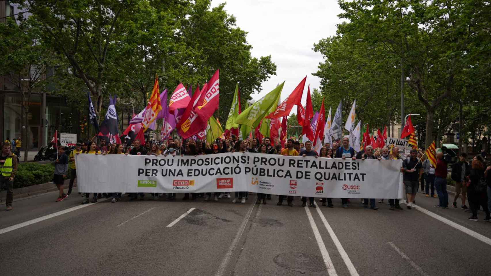 Unos 3.000 profesores se movilizan en Barcelona contra Cambray / LUIS MIGUEL AÑÓN (CG)