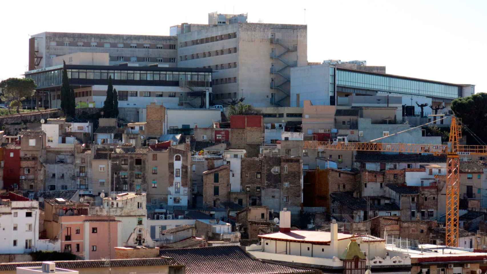 El Hospital Tortosa Verge de la Cinta, cuya ampliación no puede servir de excusa para no construir un nuevo centro, según los vecinos del municipio