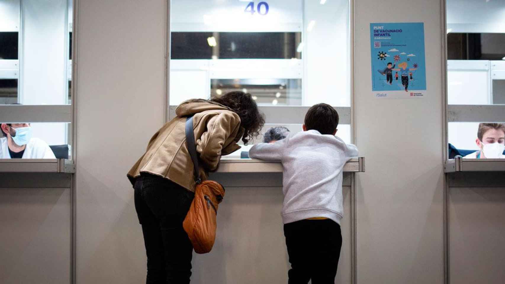 Una madre con su hijo en el punto de vacunación masiva de Fira de Barcelona / EP