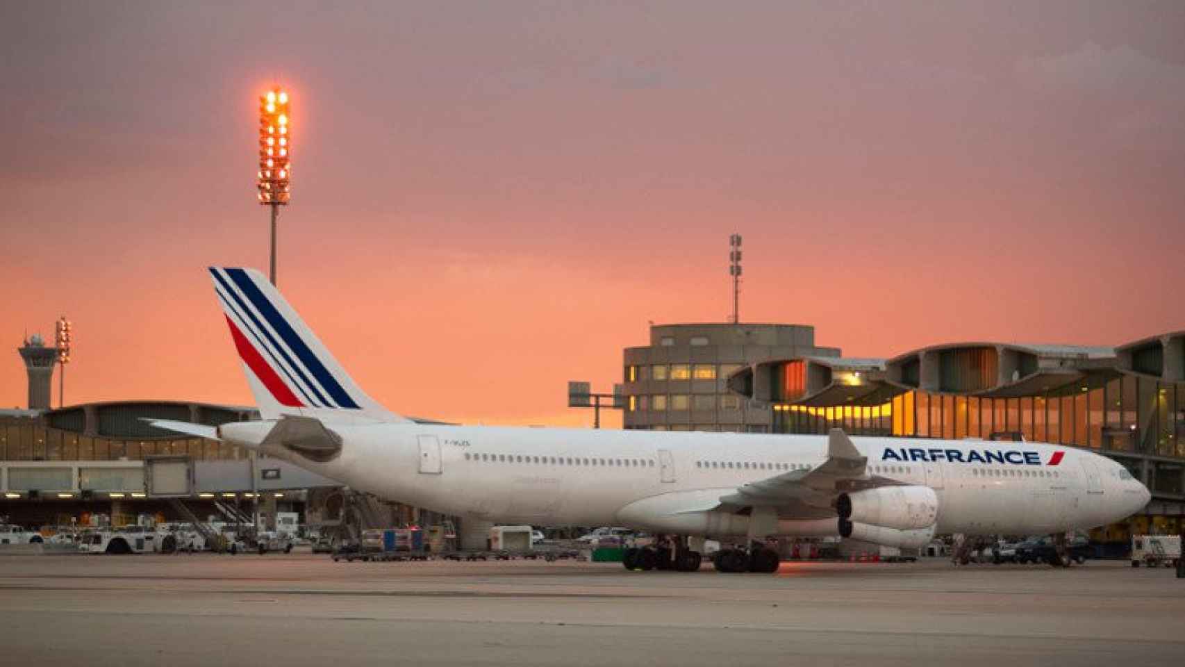Un Airbus A340 de Air France en la terminal 2 del aeropuerto de París Charles de Gaulle (Francia) / AIR FRANCE