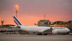 Un Airbus A340 de Air France en la terminal 2 del aeropuerto de París Charles de Gaulle (Francia) / AIR FRANCE