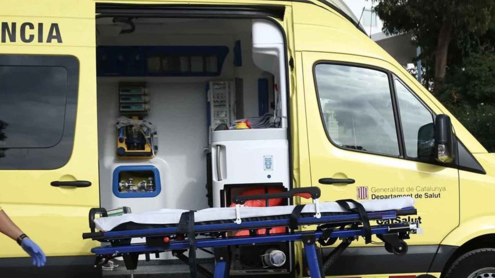 Una ambulancia atiende a los heridos por un incendio / EFE
