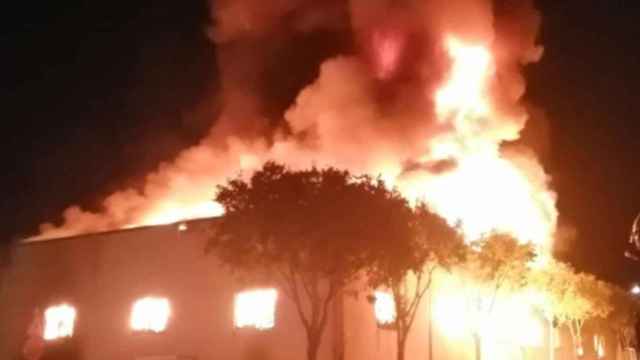 Imagen compartida por los Bomberos en su cuenta de Twitter del incendio en un almacén en Montblanc / BOMBEROS