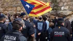 Cordón policial durante un acto de Vox en Valls, Tarragona / ENRIC FONTCUBERTA (EFE)