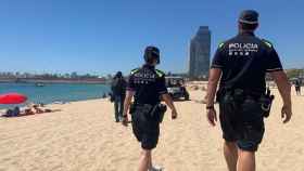 Dos agentes de la Guardia Urbana de Barcelona en la playa de Bogatell, en una imagen de archivo / EP