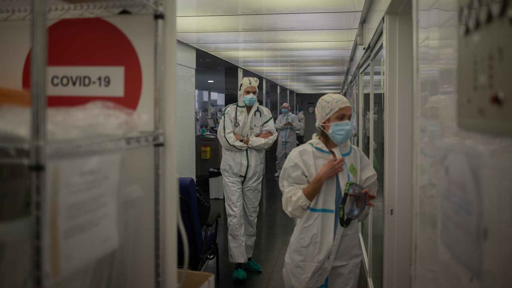 Varios sanitarios protegidos en la Unidad de Cuidados Intensivos –UCI- del Hospital del Mar, en Barcelona / DAVID ZORRAKINO - EUROPA PRESS