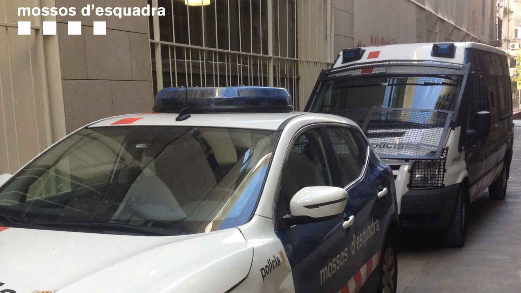 Vehículos de policías ante un colegio electoral para garantizar la seguridad/ MOSSOS
