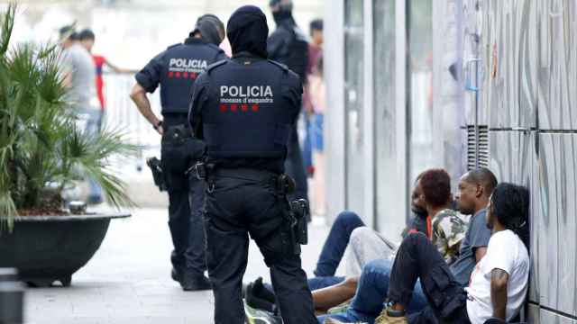 Mossos d'Esquadra y detenidos durante una operación contra los narcopisos en el Raval de Barcelona, foco de okupaciones como las que perseguirá Colau / EFE