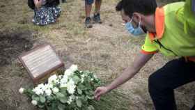 Un hombre coloca una rosa blanca junto a una placa conmemorativa dedicada a las víctimas del Covid / EUROPA PRESS