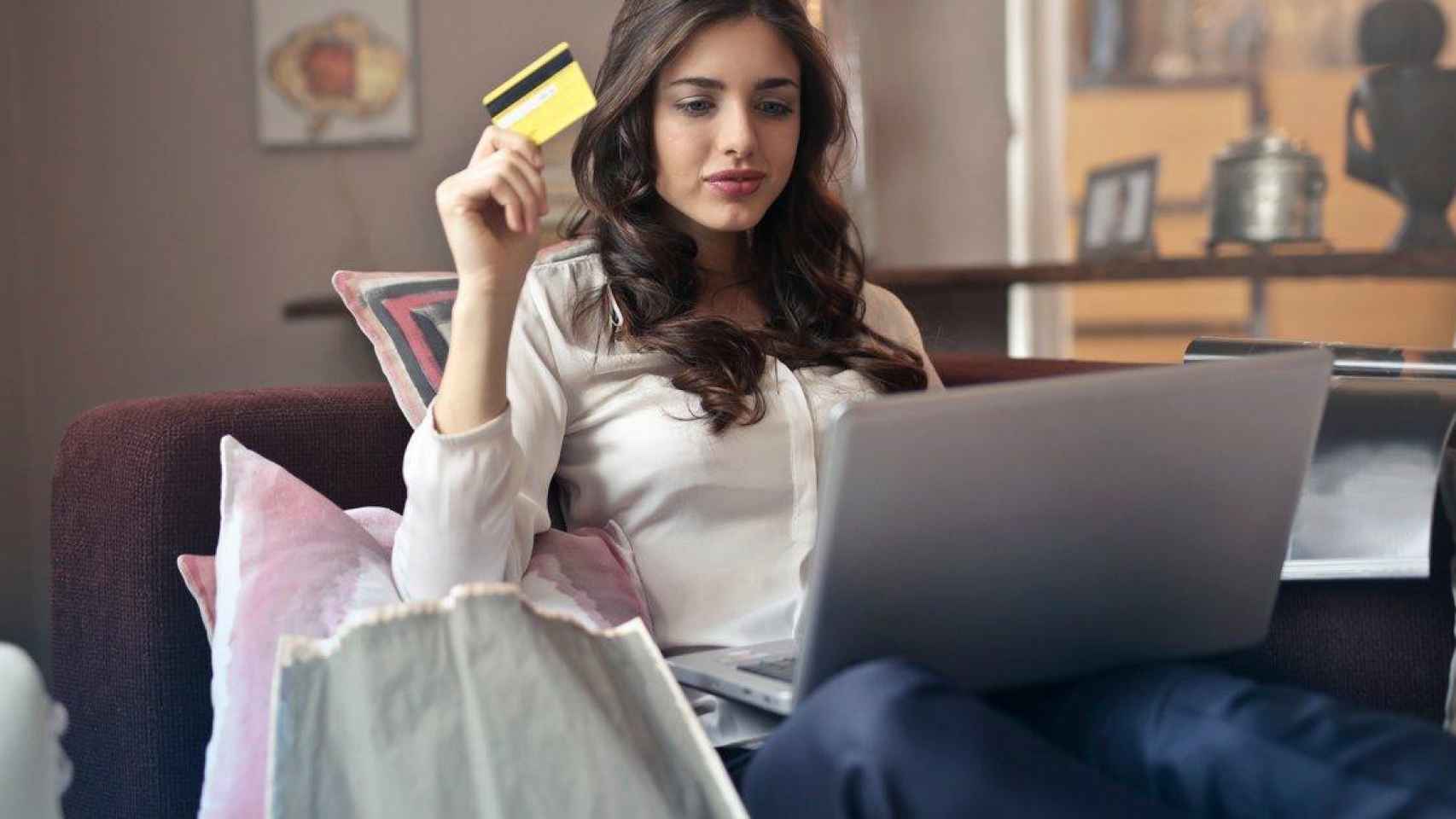 Una chica hace una compra online por el Black Friday / ARCHIVO
