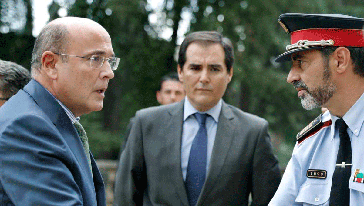 Imagen de archivo del coronel Pérez de los Cobos saludando al mayor Trapero en presencia de José Antonio Nieto, secretario de Estado de Seguridad / EFE