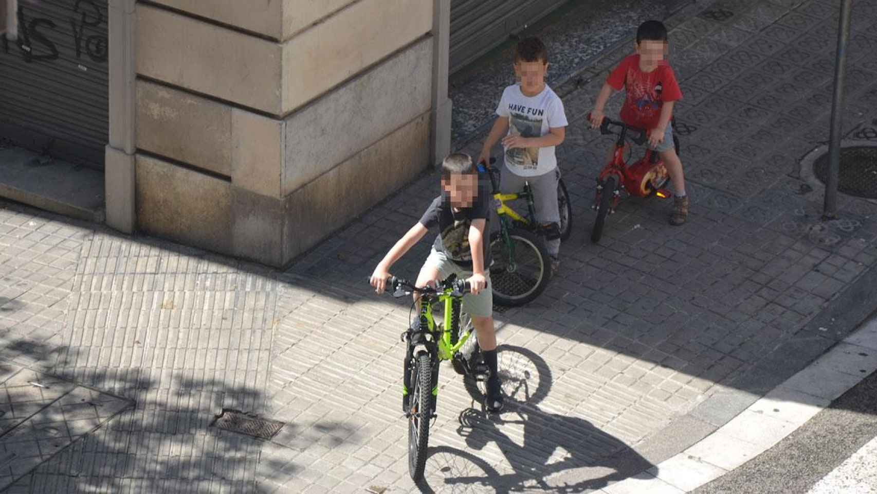 Menores pasean por Barcelona durante el estado de alarma / EB