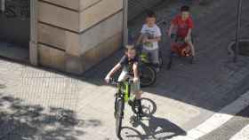 Menores pasean por Barcelona durante el estado de alarma / EB