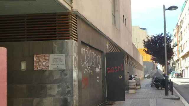 Entrada de la residencia de la calle Navarra, donde dos cuidadores han sido detenidos / GOOGLE MAPS