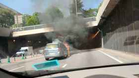 El incendio de un vehículo en la Ronda de Dalt obliga a cortar varios carriles / TV3