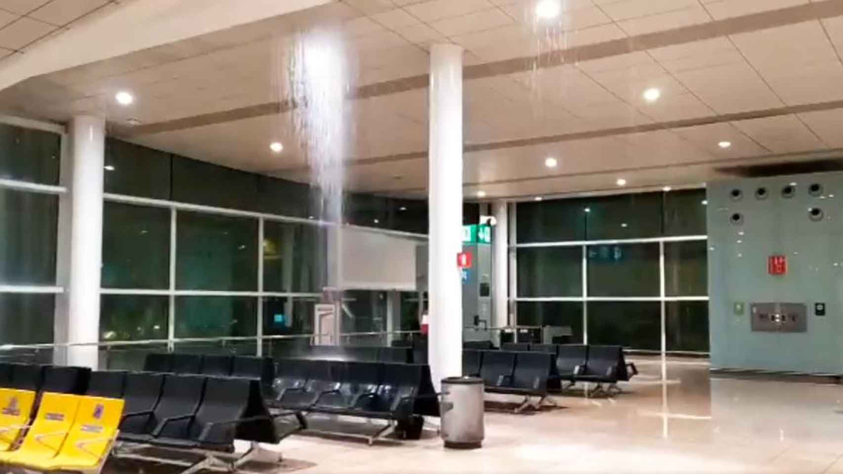 Imagen de una pequeña cascada en el aeropuerto de Barcelona-El Prat de madrugada / @davidbuts