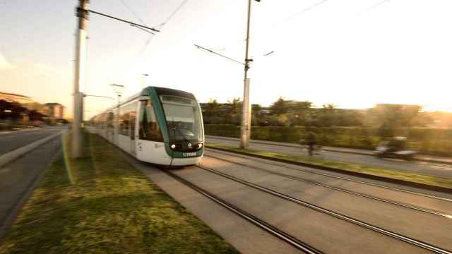 Un tranvía recorriendo Barcelona, imagen de archivo / CG