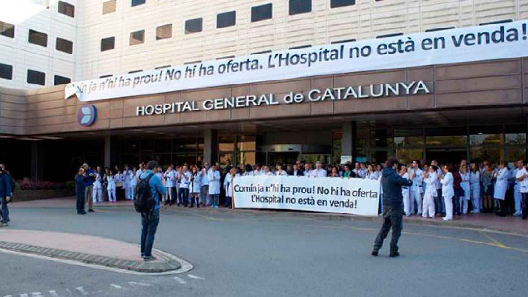 Una protesta de médicos y enfermeras ante el Hospital General de Cataluña / CG