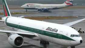 Un avión de Alitalia en un aeropuerto italiano / CG