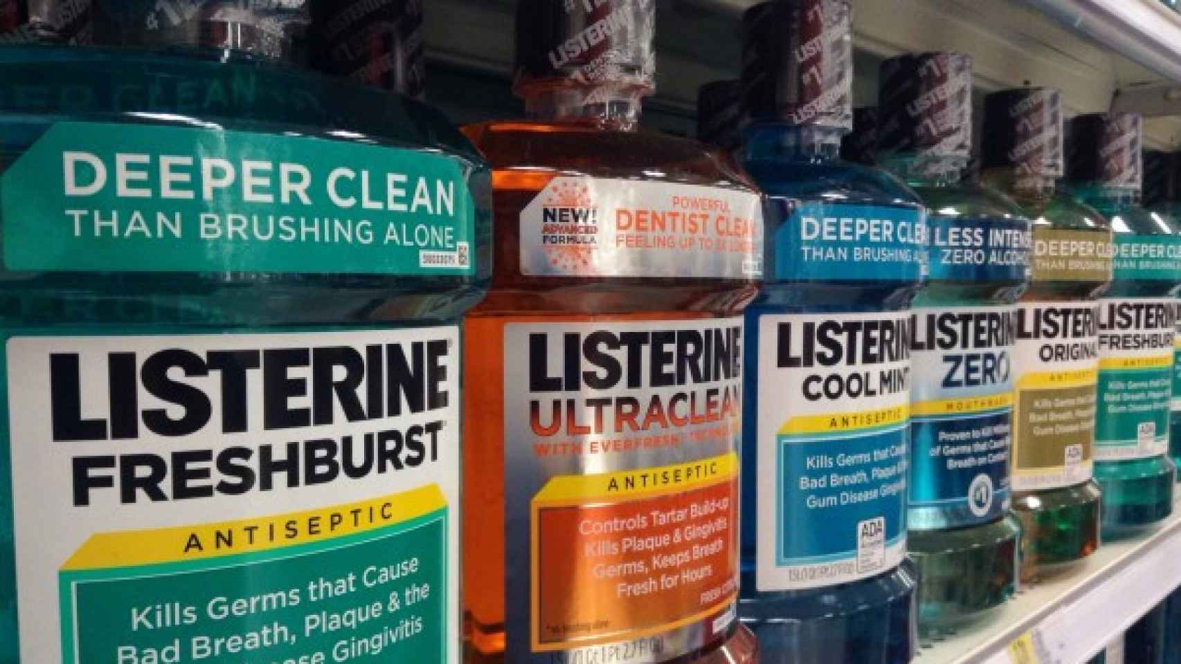 Varios envases de Listerine, en un estante de un comercio / CG