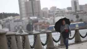 Un hombre camina con paraguas en un día lluvioso en La Coruña / EFE
