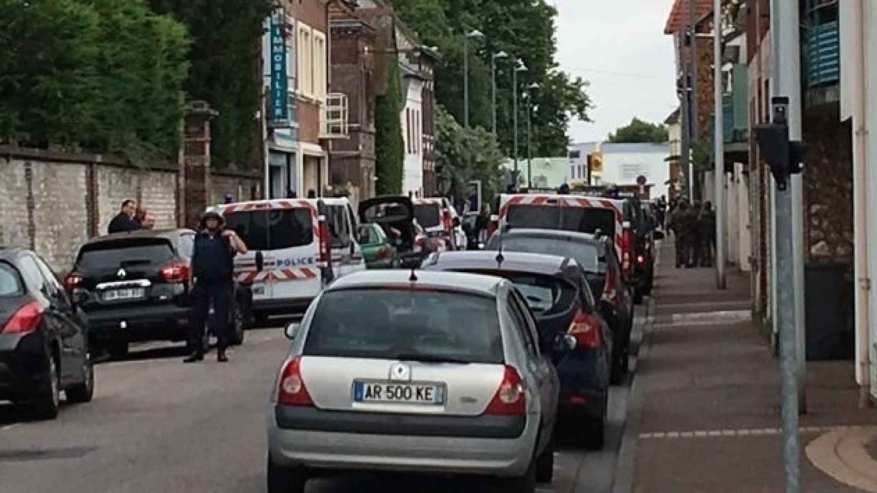 Una de las calles cerca de la iglesia donde dos hombres armados han entrado.