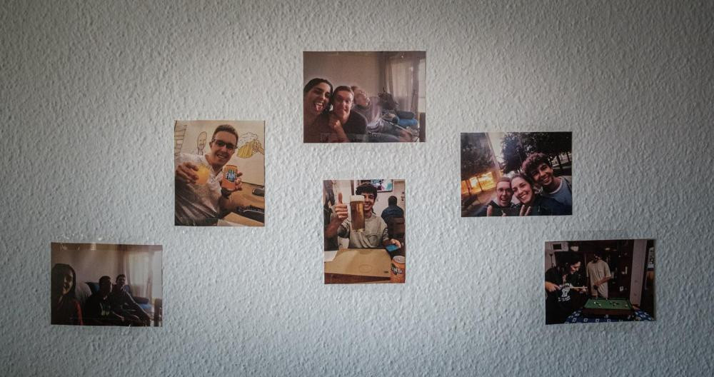 Fotografías con las diferentes personas que Eloi ha compartido piso dentro del programa de la UVic / PABLO MIRANZO (CG)