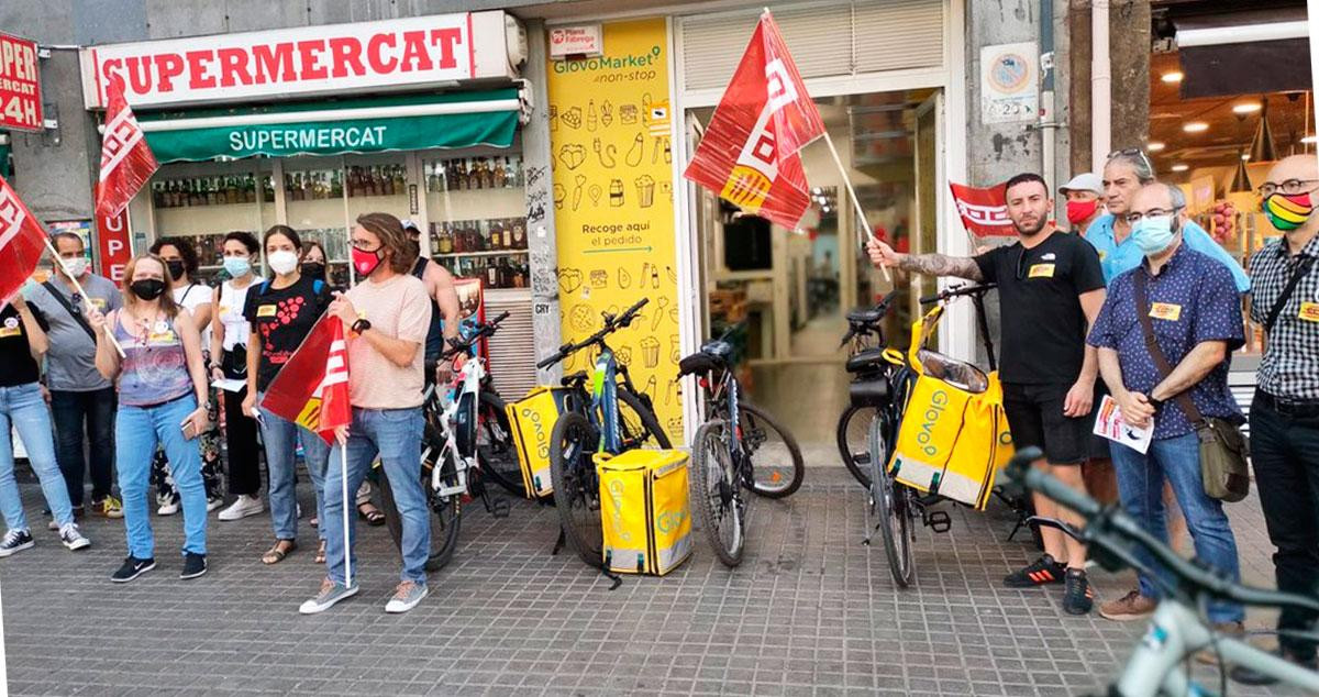 Protesta ante uno de los seis supermercados de Glovo en Barcelona / CCOO