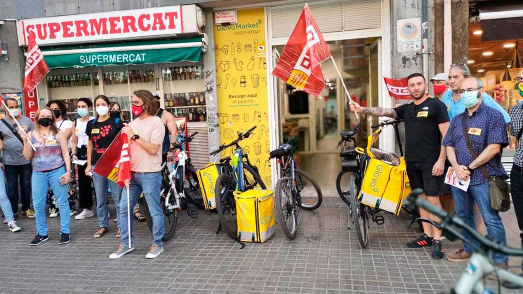 Protesta ante uno de los seis supermercados de Glovo en Barcelona / CCOO