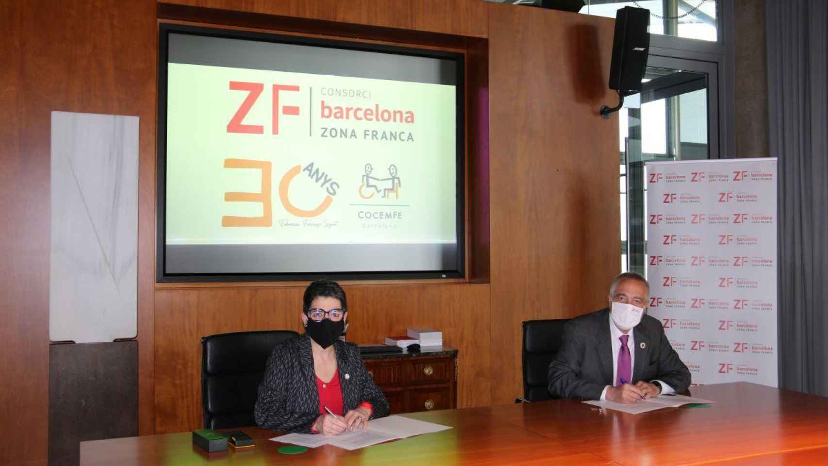 Montserrat Pallarès, presidenta de Cocemfe y Pere Navarro, delegado especial del Estado en el CZFB, en el momento de la firma / CZFB