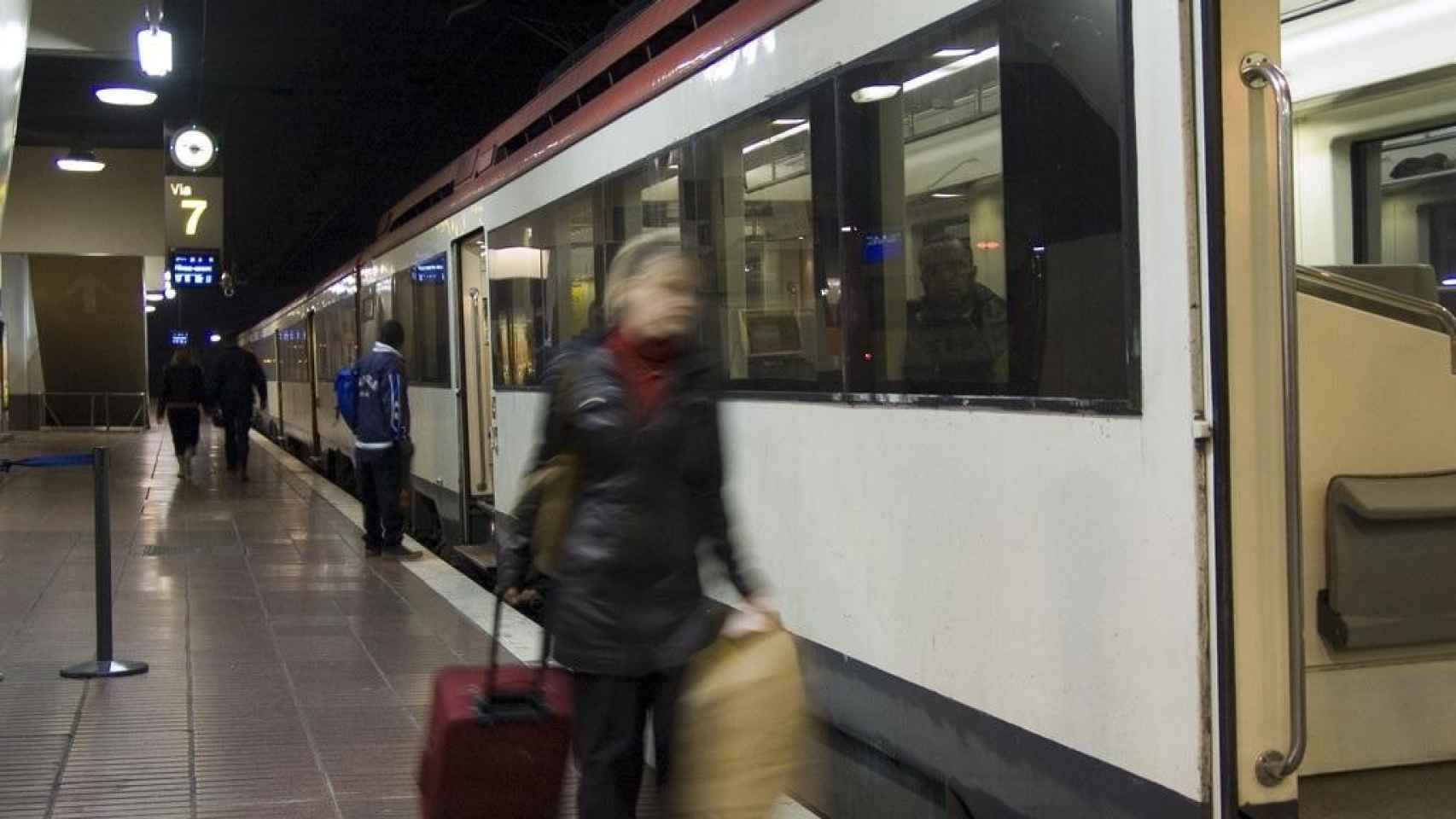Pasajeros suben a un tren Rodalies de Renfe / EUROPA PRESS