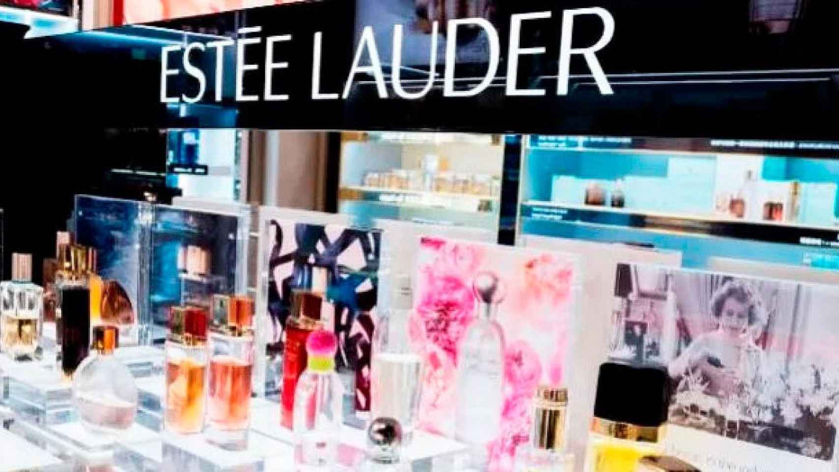 Un estand de Estée Lauder, marca de cosmética que encajará una huelga indefinida a partir del sábado / CG