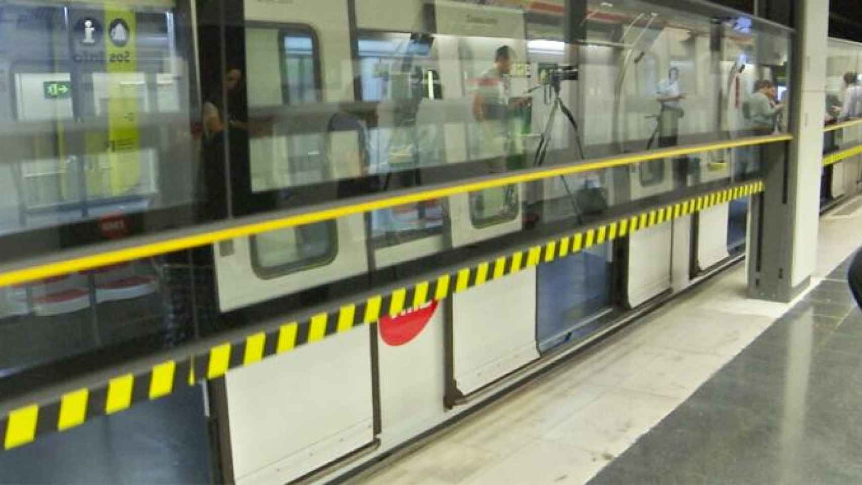 Imagen de las nuevas puertas automáticas del Metro de Barcelona / TMB